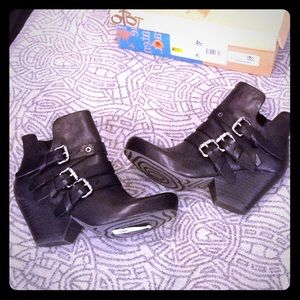Otbt lasso black booties